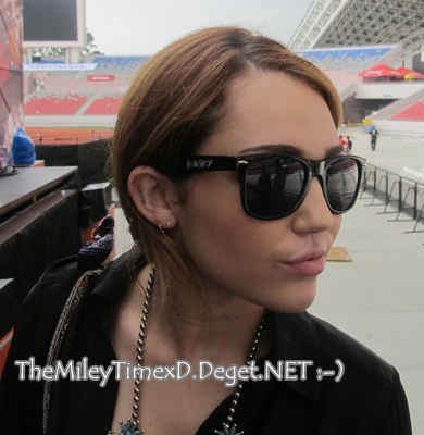 The Sun was not there but @brandicyrus did ! =] - 0 - Hi - MileyCyrus Here - 0