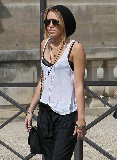 Miley-Cyrus_COM_ParisFrance_4Sept2010_12