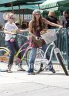 24866535_HKYHECLVC - x Emily si Miley cu bicicleta