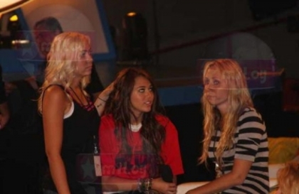 Miley Cyrus - With her Family 2010 (4)