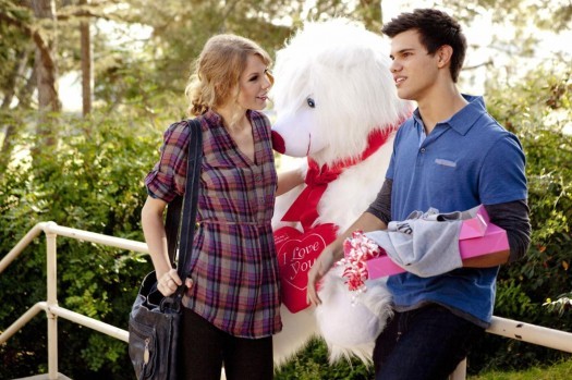 Taylor-Swift-Taylor-Lautner-Valentines-Day1-525x349[1] - Taylor Swift