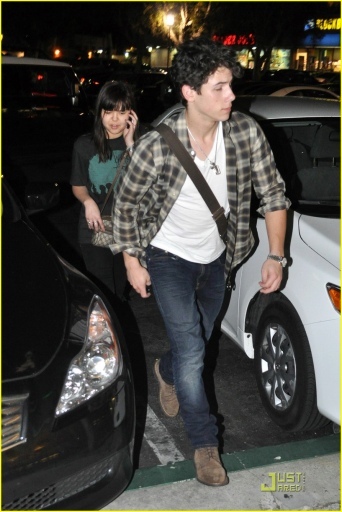 normal_nick-jonas-urban-outfitters-04