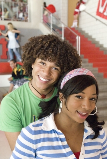 HSM2-high-school-musical-2-164345_390_579