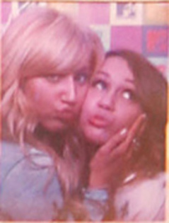 28102291_GGUBZLAUJ - x TRL Photo Booth With Ashley Tisdale