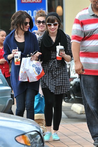 ;) - At McDonald s w Selena and Dallas