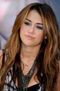 17049990_ZZWHIWBUS - Miley Cyrus Presents Can t Be Tamed in Madrid