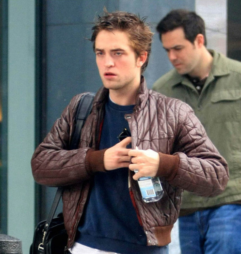 robert-pattinson-smoking-04 - Robert Pattinson