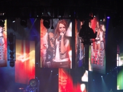 Miley-2009-Wonder-World-tour-Kansas-City-miley-cyrus-9019446-400-299