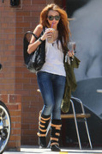 15289825_SKCKZUVYV - Miley Cyrus Drinks Coffee in Los Angeles