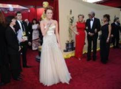 11998389_BCJJYZMTR - x miley oscar 2010