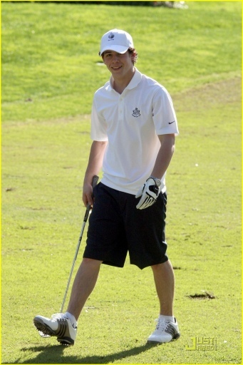 normal_nick-jonas-golfing-guy-15