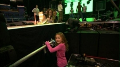 Miley Cyrus - With her Family 2010 (19)