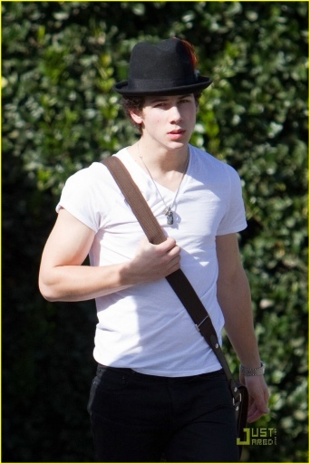 normal_nick-jonas-fedora-fresh-13