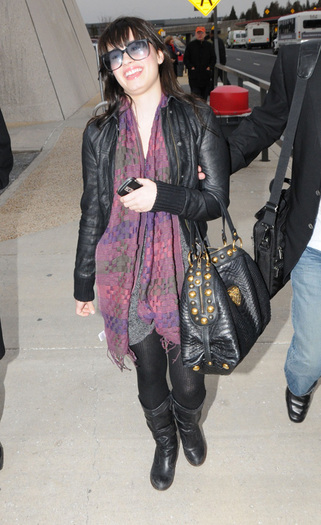 demi-arrives-at-washington-dc-3 - Demi Lovato Arriving in Washington DC