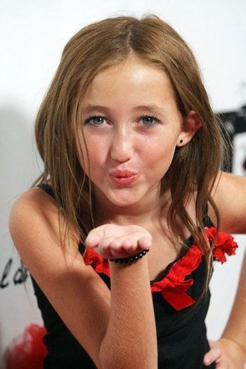 noah-cyrus-miley-cyrus-little-sister-and-a-stripper-pole-5.0.0.0x0.400x600 - my sister Noah Cyrus