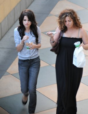 selena-gomez-mom