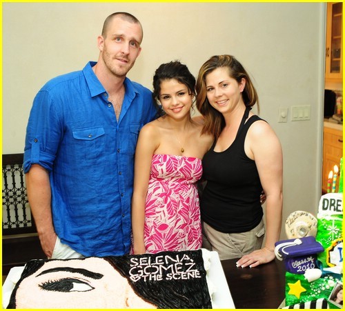 selena-gomez-cake-convention-08