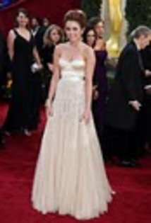 miley_cyrus_oscars_red_carpet_01