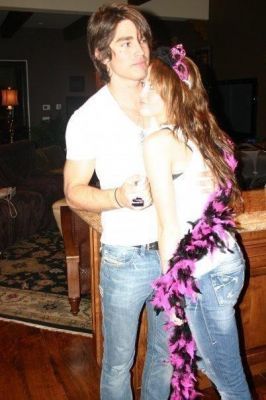 Miley Cyrus - With Justin 2009 (25)