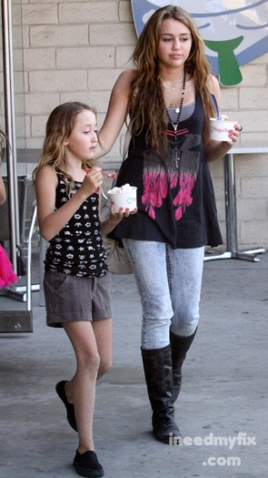 full_miley_cyrus_04_wenn2432579 - my sister Noah Cyrus