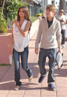 31454163_CVSSDKQRS - X Selena Gomez and Justin Bieber at the Santa Monica Pier