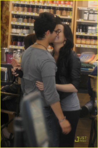 normal_LRG010 - JOE and demi-Out at Erewhon Natural Foods Market in LA-I HATE THESE PHOTOS