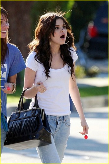 selena-gomez-lollipop-lollipop-01[5]