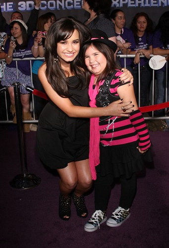 3493896785_0d09ae7207 - demi lovato and her litle sister
