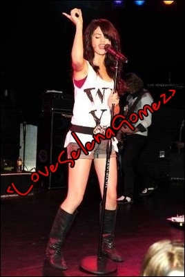 Selena Gomez in Concert (4)