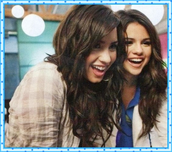 selena-gomez-and-demi-lovato-selena-gomez-10109464-533-468