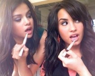 ZZCLBOWTGRBTDIUCLFW - Demi and Selena