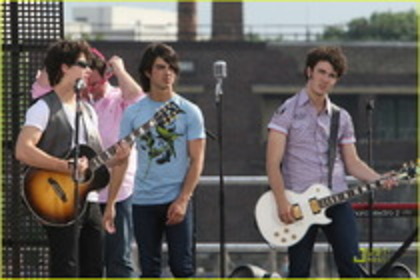 XQKWWYGAWGTLVWBXENW[1] - jonas brothers in concert