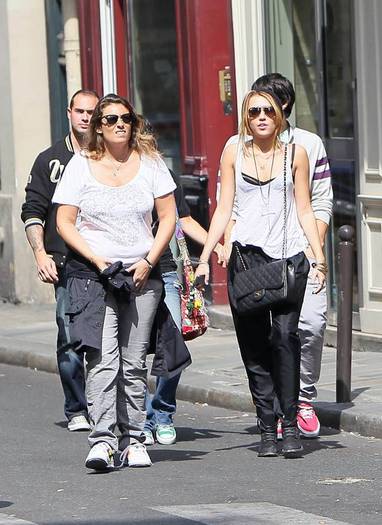 Miley-Cyrus_COM_ParisFrance_4Sept2010_06