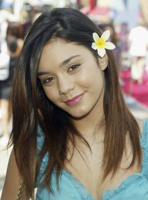 normal_vanessaannehudgens-dot-net_thunderbirdspremiere-la2004july24-043