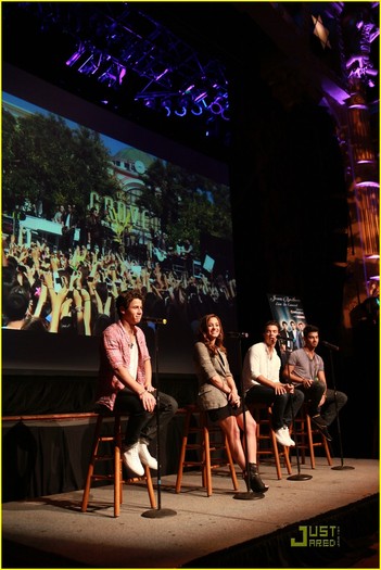 demi-lovato-jonas-chat-chicago-26