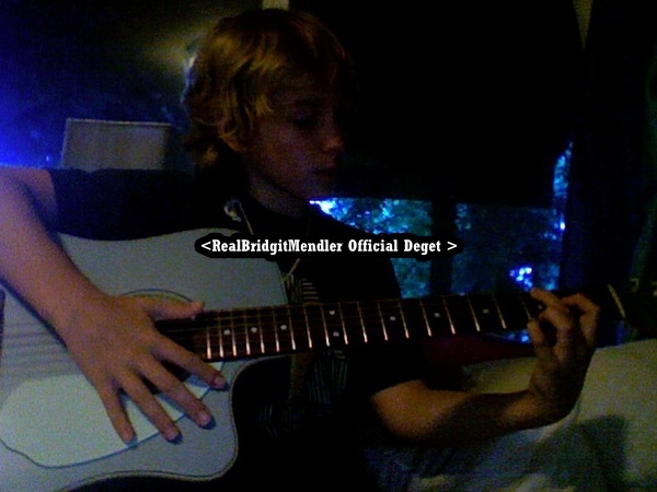 teaching my bro some guitar chords! - Twitter Pictures