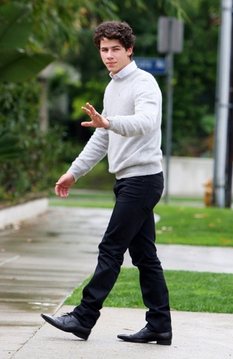 normal_NickGreySweater0306-003 - Nick-waves at the papz as he leaves his house