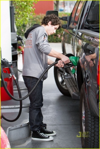 normal_nick-jonas-gas-station-10 - nick-gas station-i love these photos
