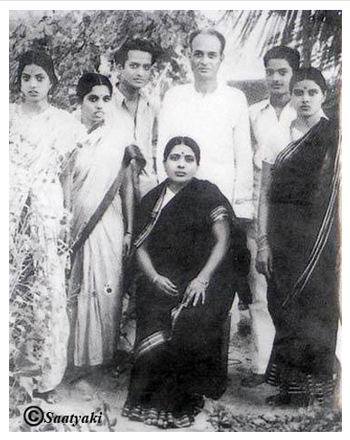 Seshendra with parents, Janaki,siblings:1949; Seshendra'smotherLateAmmayamma (Sitting)With(From Left)Her Youngest Daughter  Devasena ,Daughter-in-
