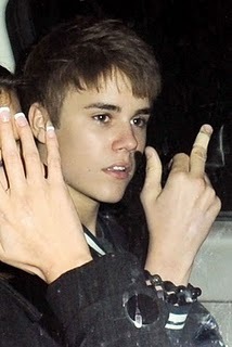 justin-bieber-middle-finger-selena-gomez-middle-finger