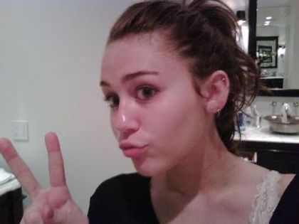 MileyTwitter-Pic-miley-cyrus-7283218-400-300 - All pics with Miley