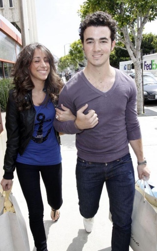 normal_MQ011 - Kevin and Danielle-Out shopping in Beverly Hills