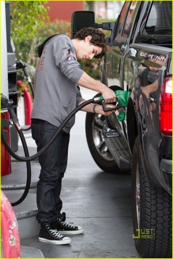 normal_nick-jonas-gas-station-01 - nick-gas station-i love these photos