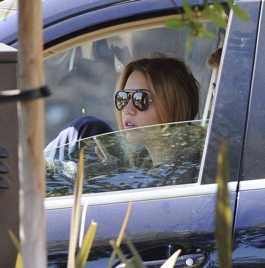 Miley-Cyrus_COM_StudioCity_11Sept2010_19