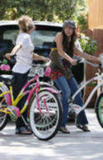 24866545_DCCRULMAA - x Emily si Miley cu bicicleta