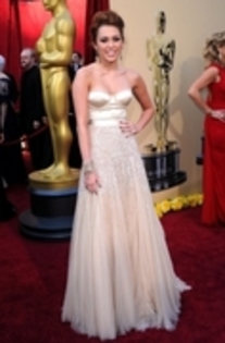 11918281_YJSIGTFHY - x miley oscar 2010