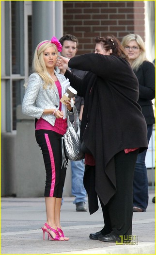 ashley-tisdale-pink-pretty-08