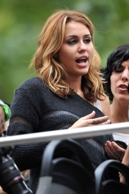 Filming LOL in Paris. xD (88)