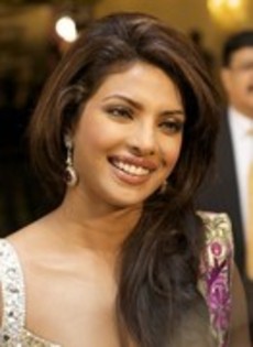 priyanka-chopra-931976l-poza