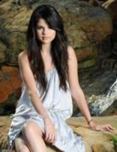 QQFCRFBTAUVURGZFKSY - Selena Gomez